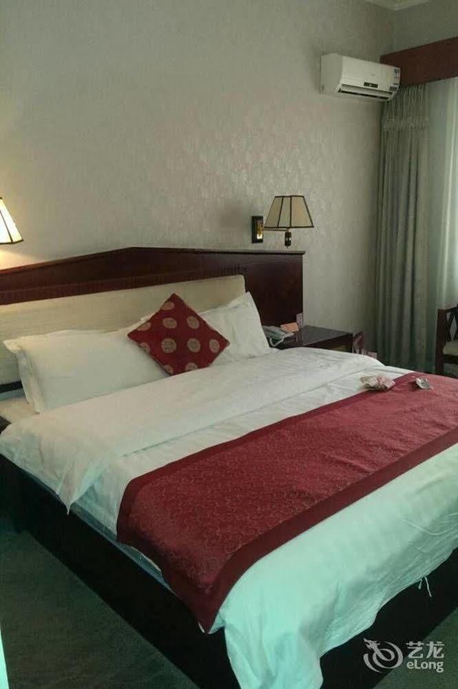 Landmark Hotel Кунмин Екстериор снимка