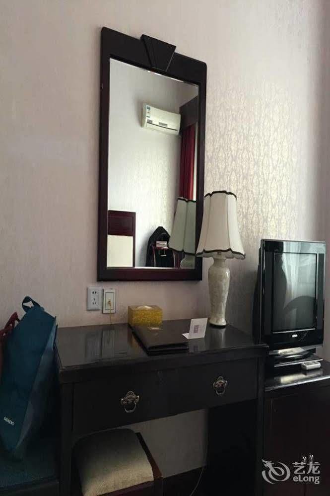 Landmark Hotel Кунмин Екстериор снимка