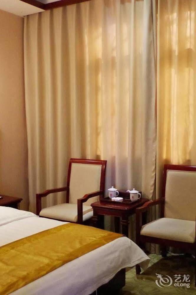 Landmark Hotel Кунмин Екстериор снимка